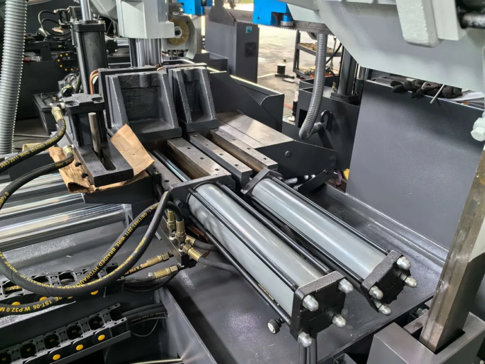 Фото 2 - MetalTec MBS 530 CА автоматический колонный ленточнопильный станок.